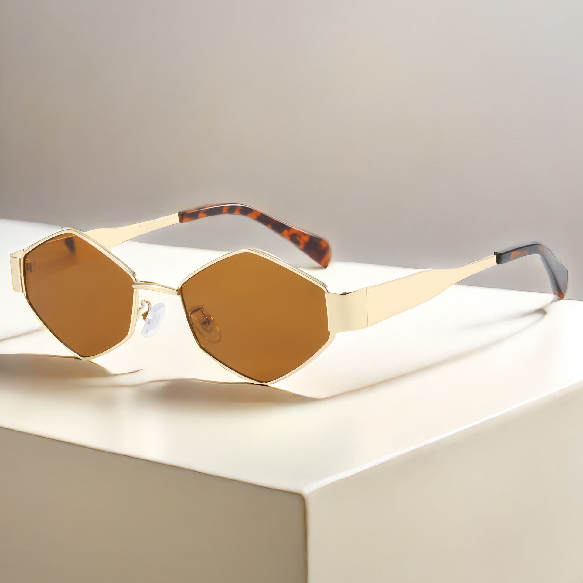 Polygonal sunglasses ultra light sunshade mirror