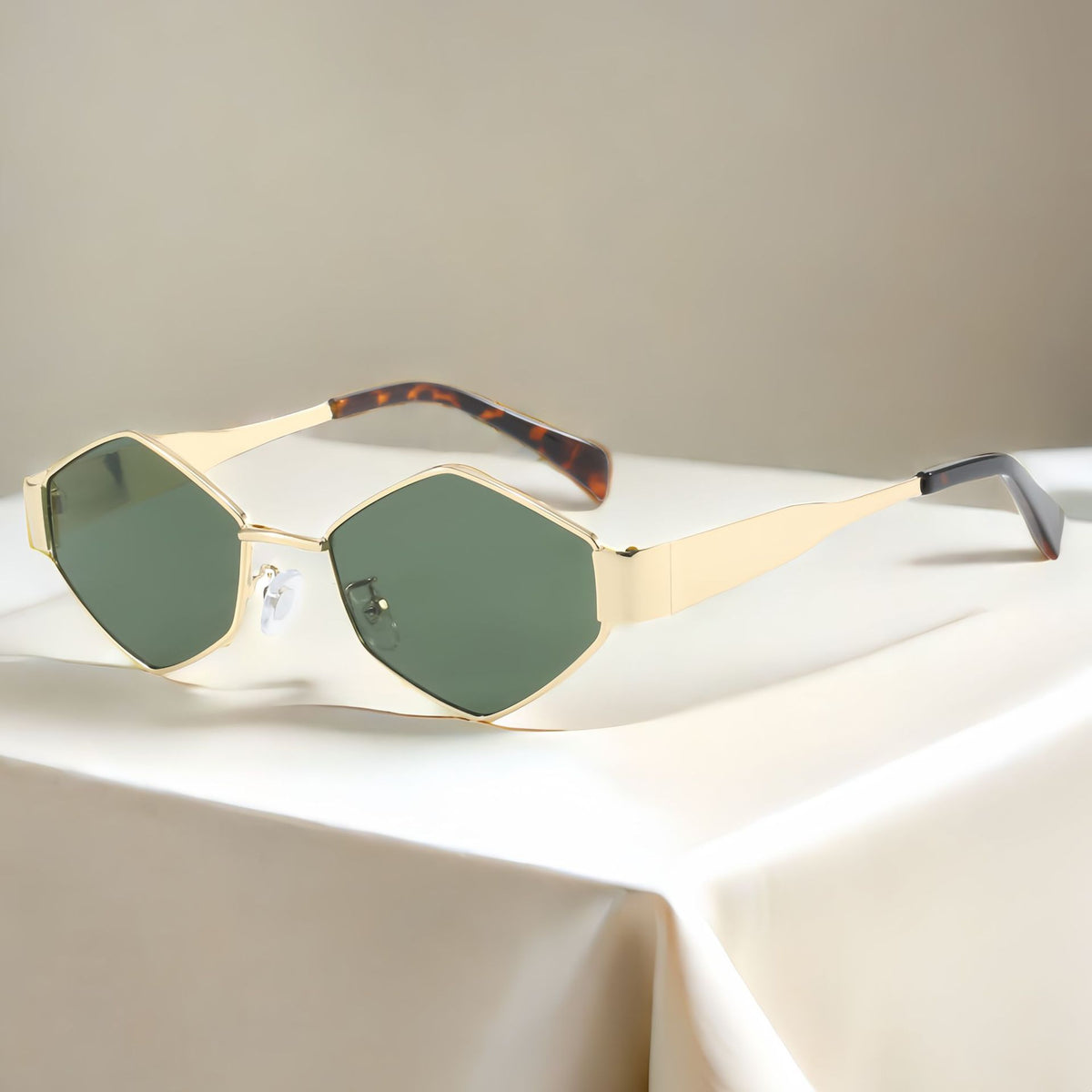 Polygonal sunglasses ultra light sunshade mirror