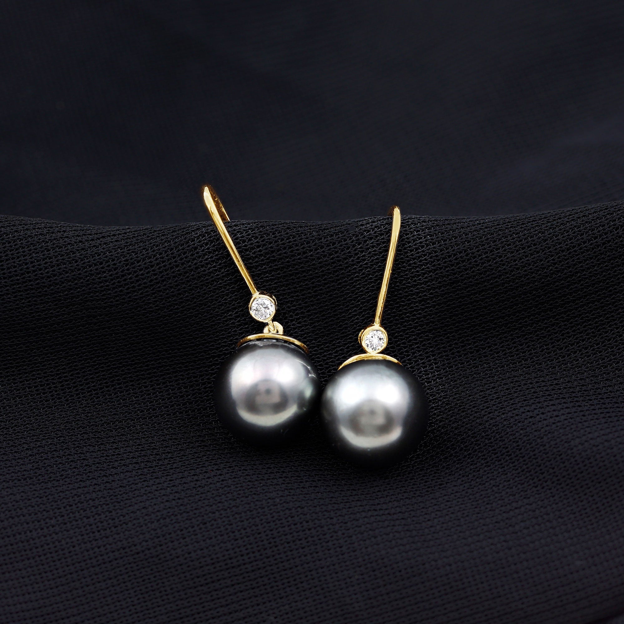 16 Carat Tahitian Black Pearl Dangling Earrings with Diamond