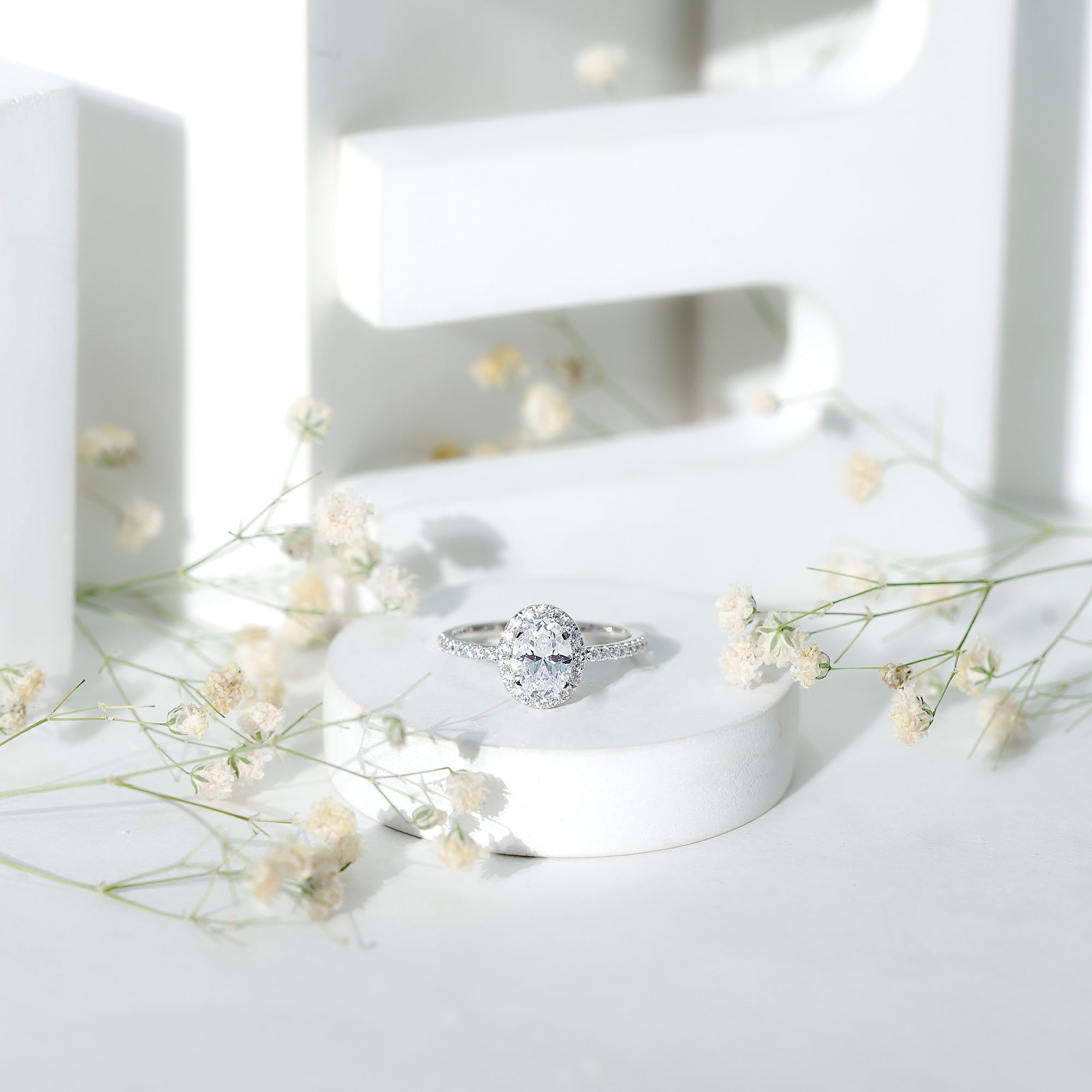 1.2 Carat Cubic Zirconia Oval Halo Engagement Ring for Women