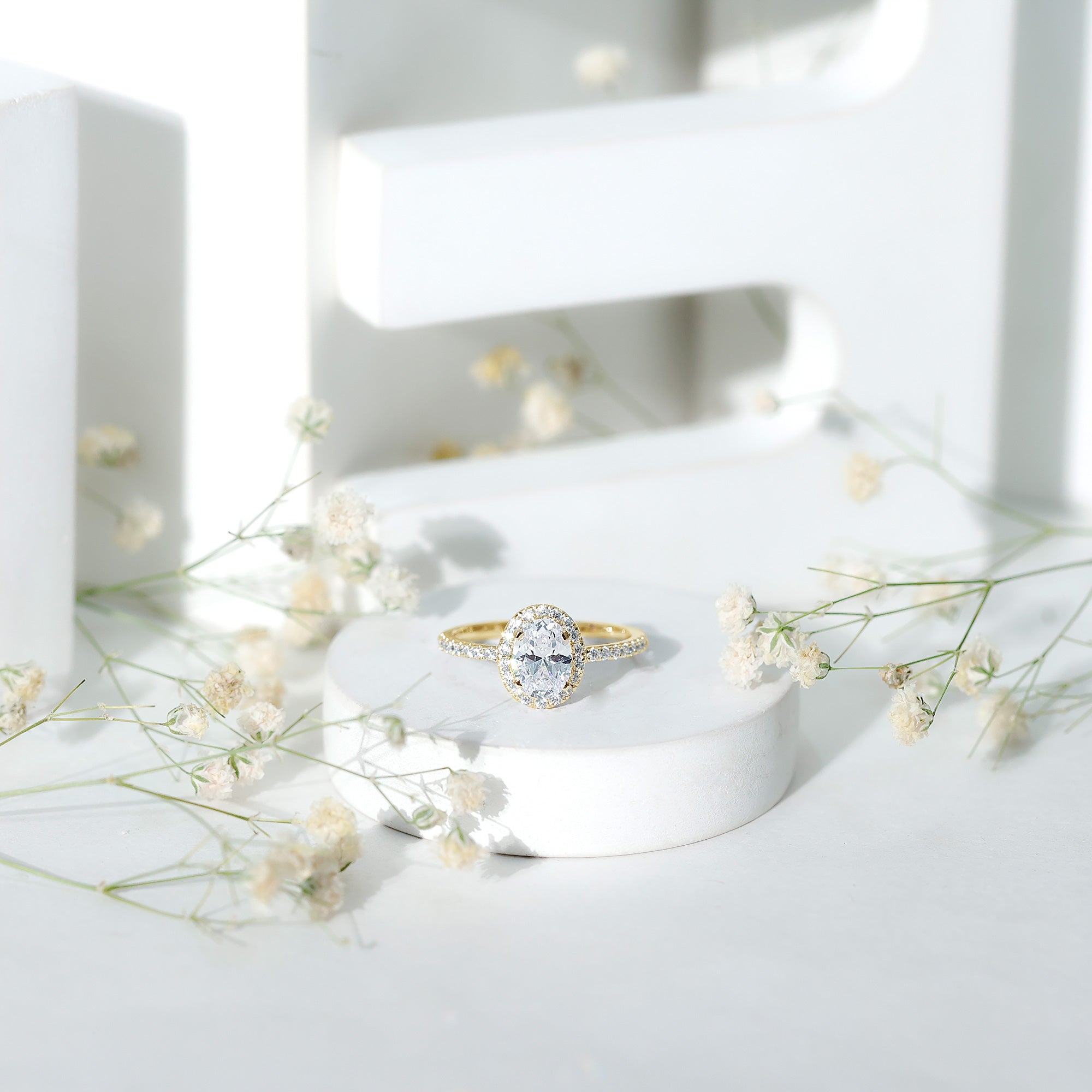 1.2 Carat Cubic Zirconia Oval Halo Engagement Ring for Women